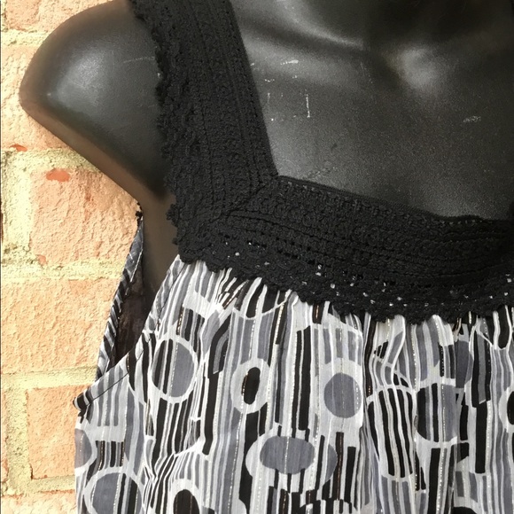 Casual top with crochet trim - Picture 2 of 3